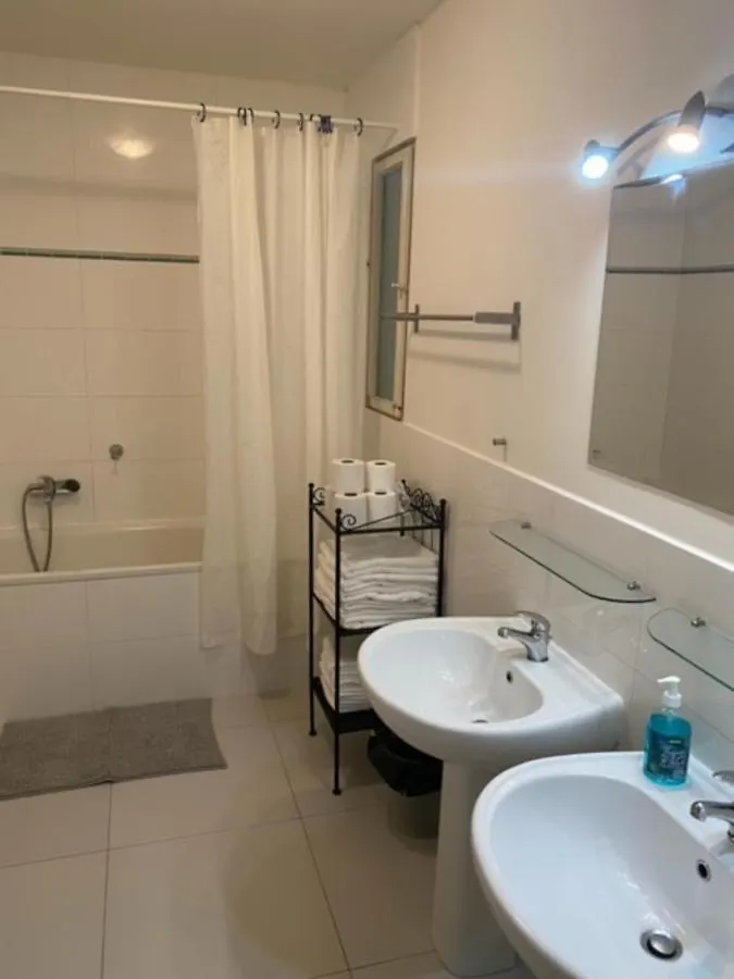Large 3 Bedroom Family Apartment With Balcony Prague